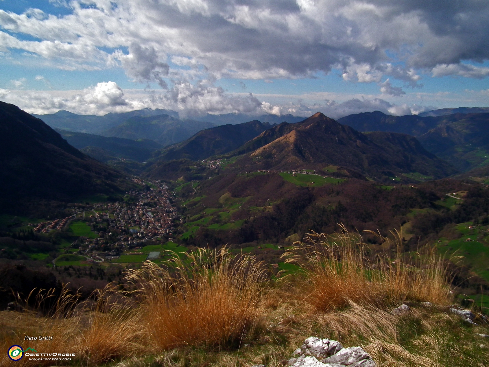 42 Dal Monte Castello vista su Serina... .JPG